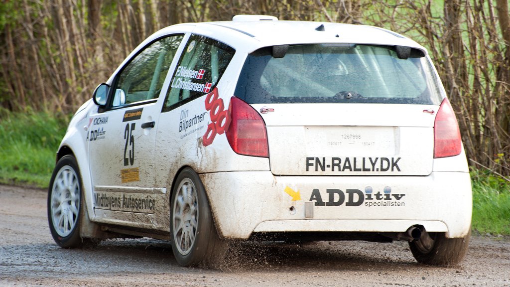 Frank Nielsen og Louise Bang Christiansen på en af de våde grusede asfaltveje nordvest for Schleswig i første afdeling af Mini Rally Syd mesterskabet
(Foto: rallypics.dk - Viggo Johansen)